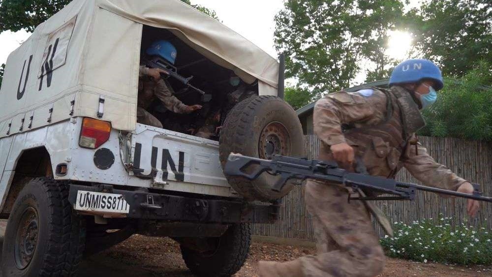2022年7月27日，中國第八批赴南蘇丹（朱巴）維和步兵營百人防暴隊抵達預定區(qū)域，進行綜合防衛(wèi)演練。針對南蘇丹社會安全問題及近期在剛果（金）東部地區(qū)發(fā)生的針對聯(lián)合國剛果（金）穩(wěn)定特派團的抗議示威活動，中國第八批赴南蘇丹（朱巴）維和步兵營于日前組織UN HOUSE（聯(lián)合國之家）綜合防衛(wèi)演練，以應對可能出現(xiàn)的難民涌入、營門遇襲、暴恐威脅等突發(fā)情況。
