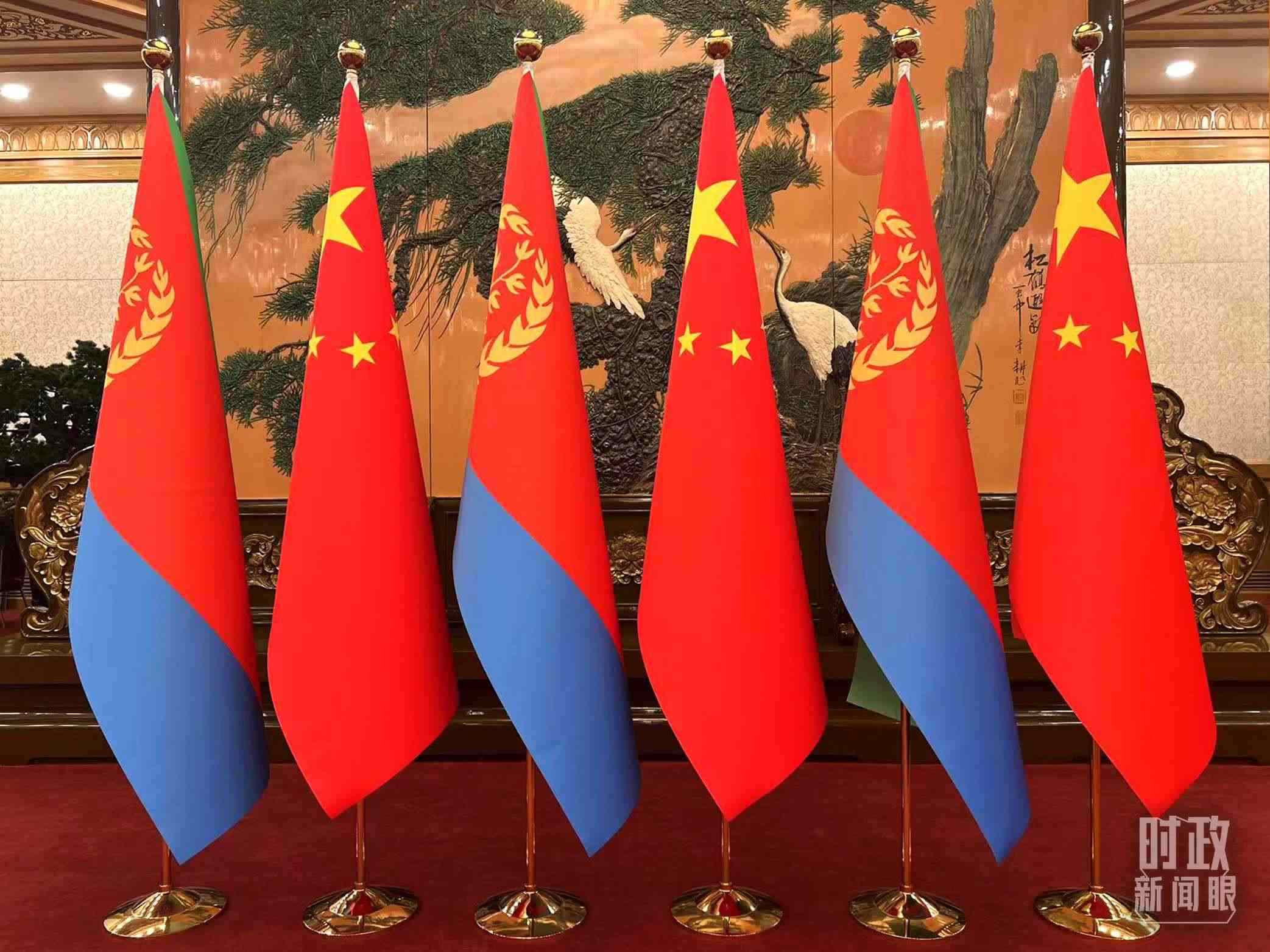 △會(huì)見現(xiàn)場(chǎng)擺放的中國和厄立特里亞兩國國旗。（總臺(tái)央視記者趙婷拍攝）