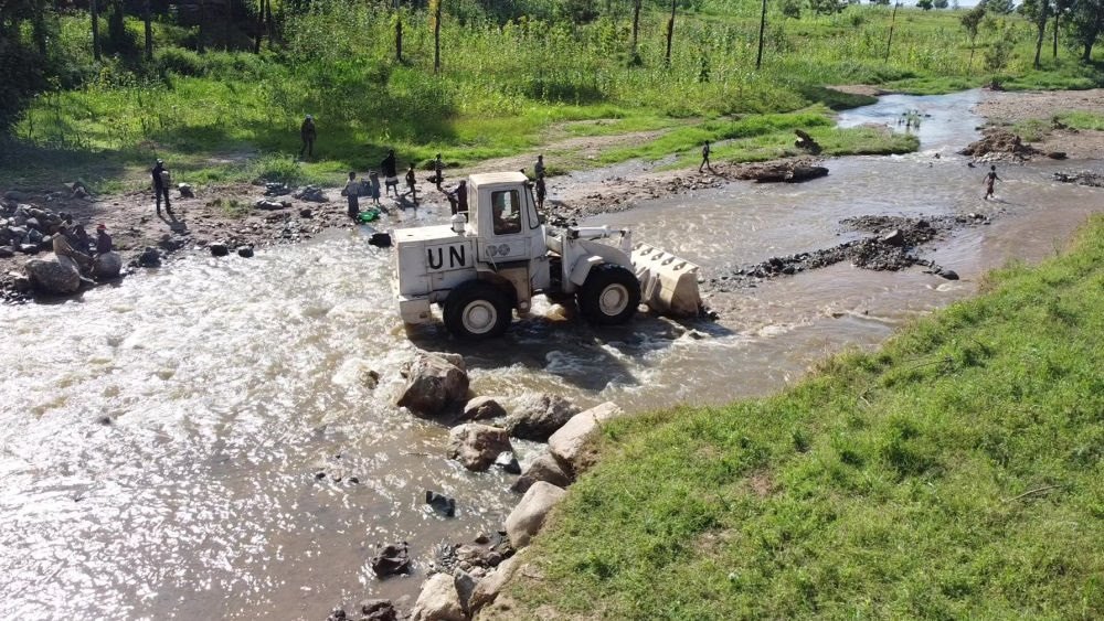 2023年6月7日，在剛果（金）南基伍省卡萊亥地區(qū)，中國第26批赴剛果（金）維和工兵分隊官兵進行施工作業(yè)。