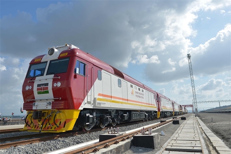 當(dāng)?shù)貢r間2017年5月30日，肯尼亞蒙巴薩，連接肯尼亞港口城市蒙巴薩和首都內(nèi)羅畢的蒙內(nèi)鐵路正式竣工通車。