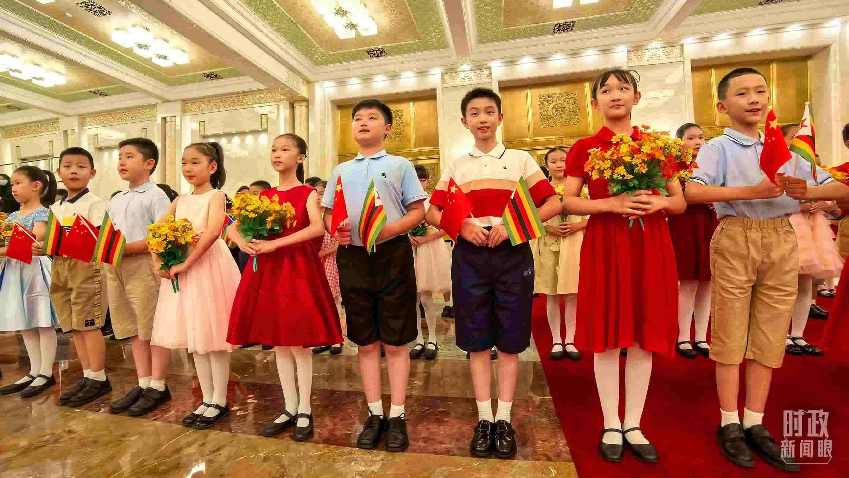 △現(xiàn)場(chǎng)歡迎津巴布韋總統(tǒng)訪(fǎng)華的青少年。（總臺(tái)央視記者鐘銳拍攝）