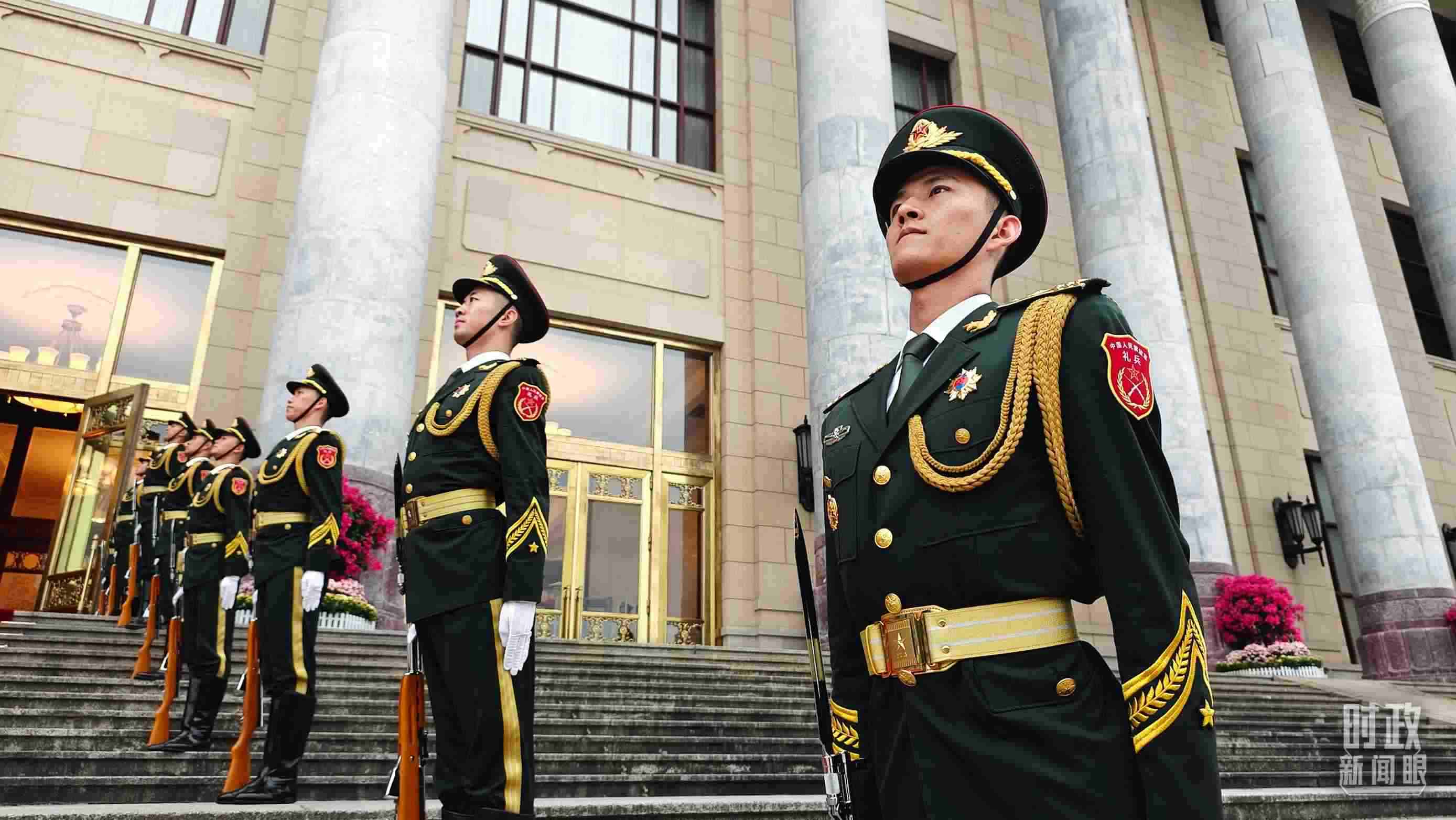  △人民大會(huì)堂外，禮兵列隊(duì)歡迎外國(guó)領(lǐng)導(dǎo)人。（總臺(tái)央視記者韓銳拍攝）