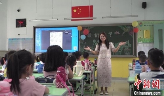圖為衡水市新苑小學，老師正在給學生講開學第一課的內容。王天祥 攝
