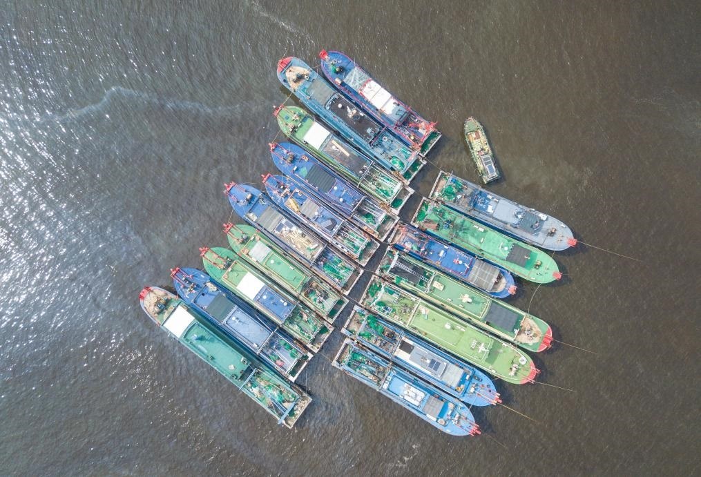 9月4日，船只在海南省海口市新港碼頭?？勘茱L(fēng)（無人機(jī)照片）。新華社記者 蒲曉旭 攝