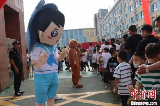 圖為衡水市新苑小學，老師穿上玩偶服裝歡迎新生入學。王天祥 攝