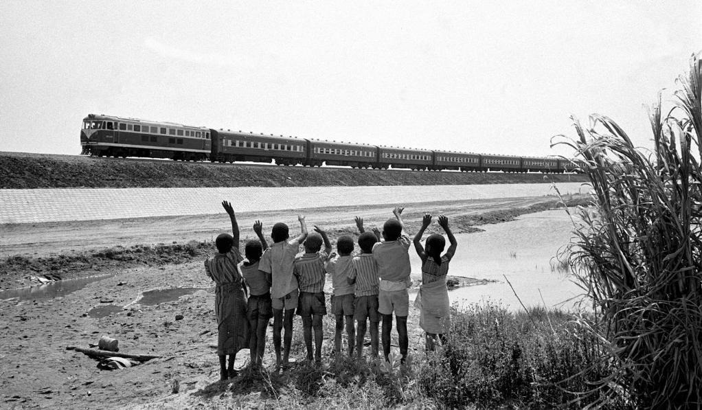 贊比亞魯西瓦西湖畔的少年兒童歡迎坦贊鐵路的列車通到他們的家鄉(xiāng)（1976年攝）。新華社發(fā)