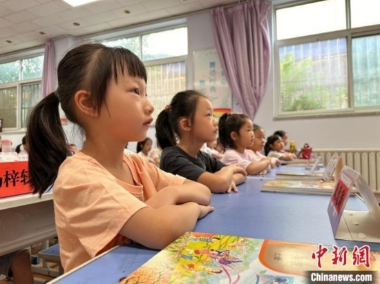 圖為衡水市康復街小學，小學生聽老師講開學第一課內容。徐鵬璐 攝