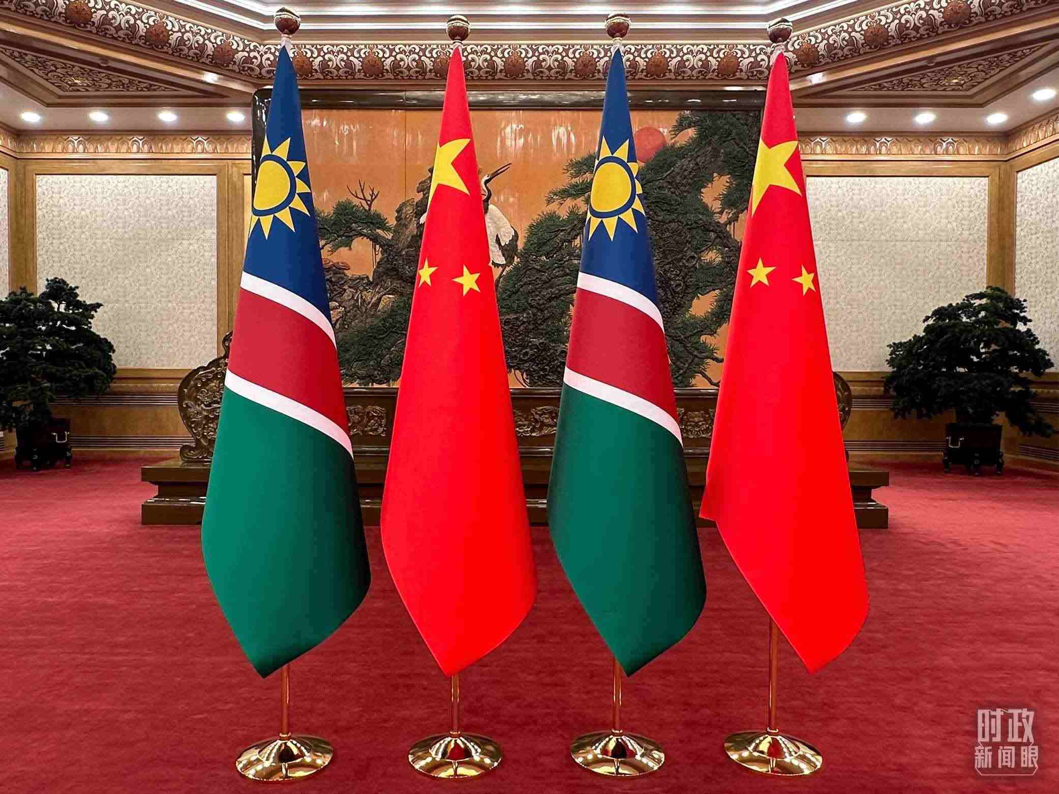  △雙邊會(huì)見現(xiàn)場的中國和納米比亞國旗。（總臺(tái)央視記者范一鳴拍攝）