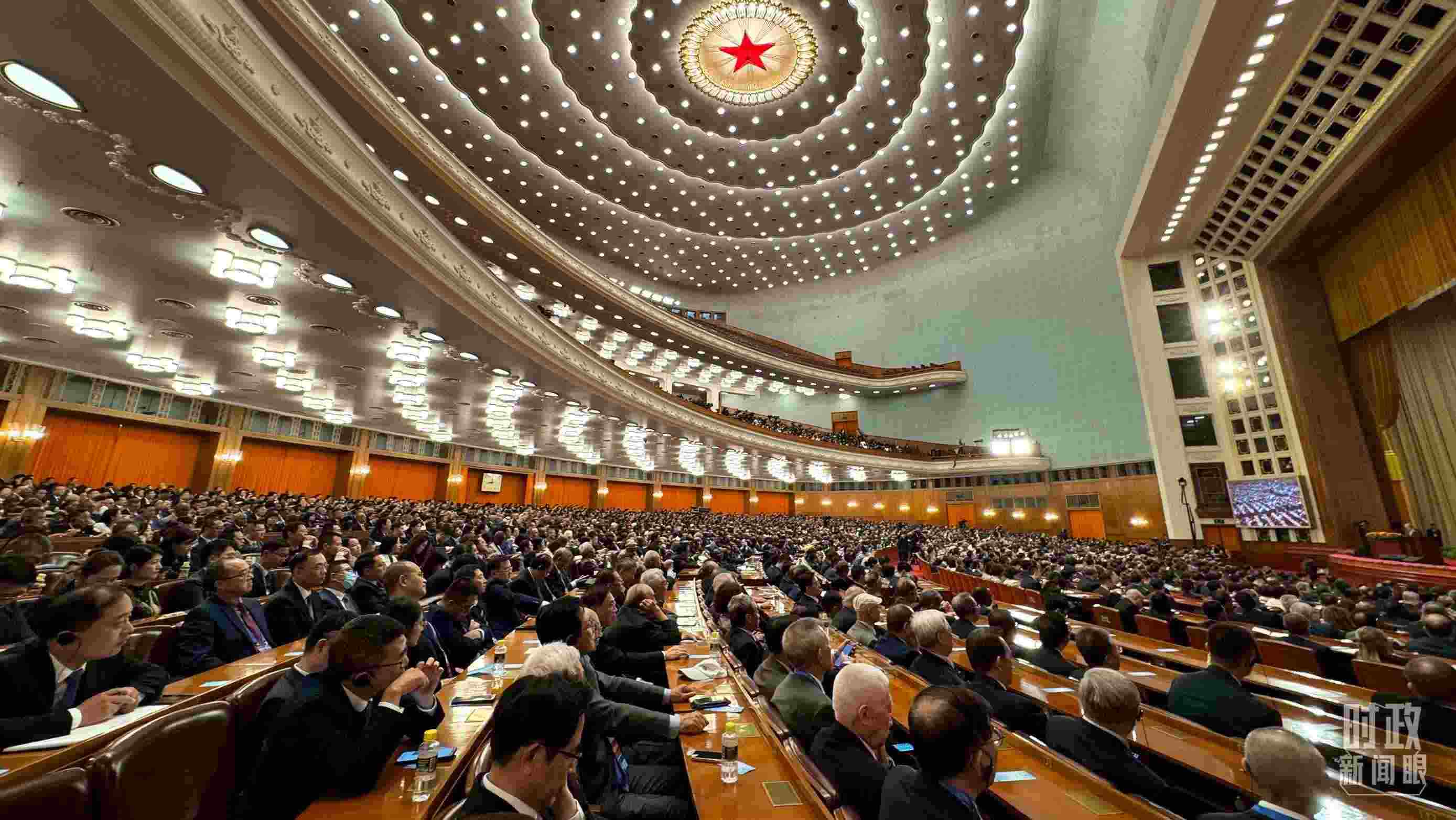  △中非合作論壇非方成員國國家元首、政府首腦、代表團(tuán)團(tuán)長及國際和地區(qū)組織負(fù)責(zé)人等中外各界人士3200余人出席開幕式。（總臺(tái)央視記者蔣碩拍攝）