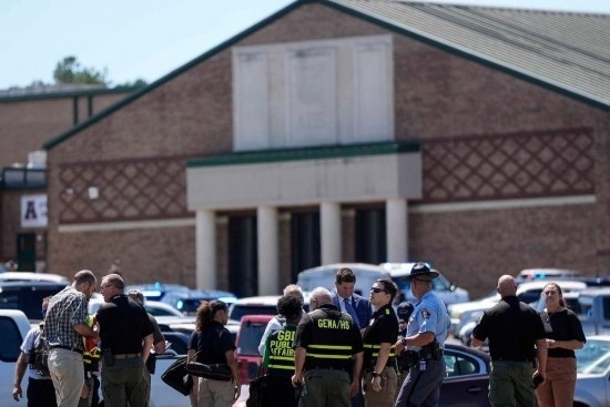 9月4日，在美國佐治亞州巴羅縣溫德市，警察聚集在發(fā)生槍擊事件的阿巴拉契高中外。新華社/美聯(lián)