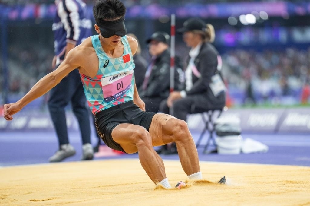 8月30日，邸東東在巴黎殘奧會田徑男子跳遠(yuǎn)T11級決賽中試跳。新華社記者 黃偉 攝