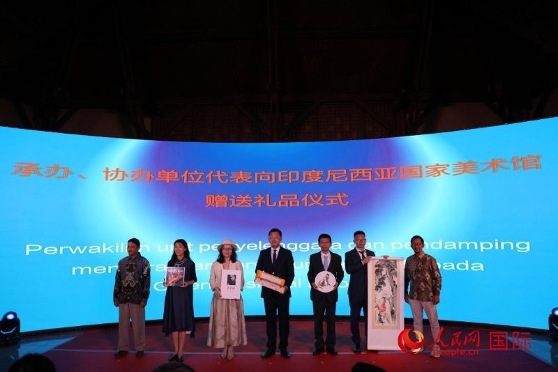 在展覽開幕式現(xiàn)場，本次展覽的承辦、協(xié)辦單位代表向印尼國家美術(shù)館贈送禮品。人民網(wǎng)記者 曹師韻攝