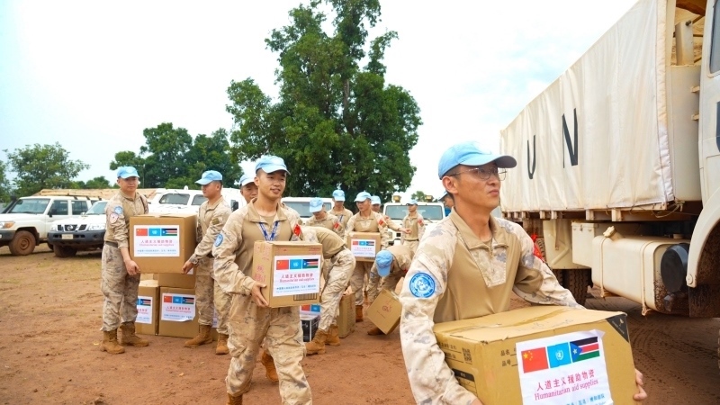 搬運(yùn)援助物資。孫千攝