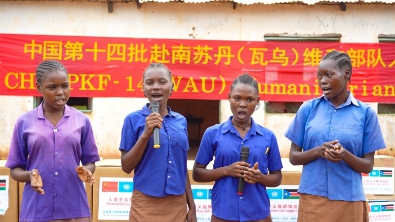 動(dòng)聽的歌聲歡迎中國(guó)官兵。王軍杰攝