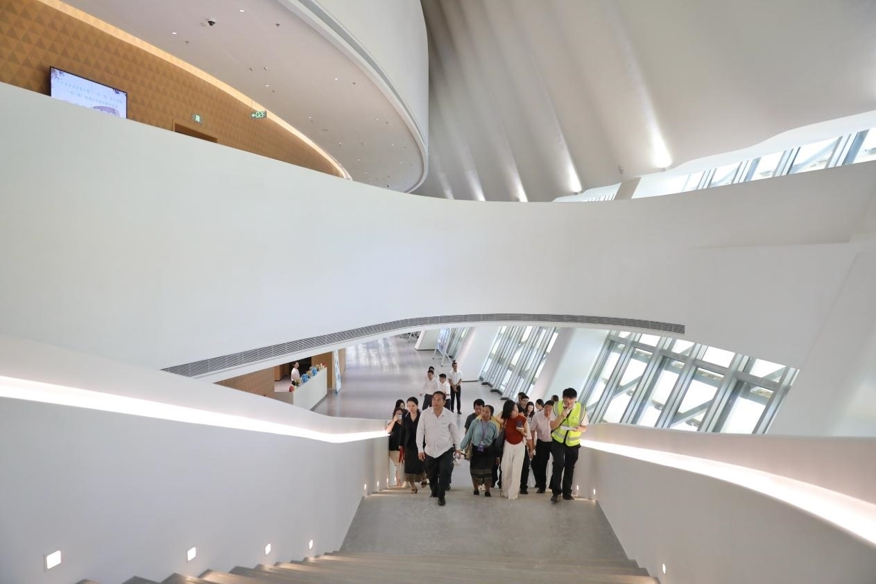 亞洲媒體考察團(tuán)正在上樓。《中國經(jīng)濟(jì)周刊》記者 肖翊攝