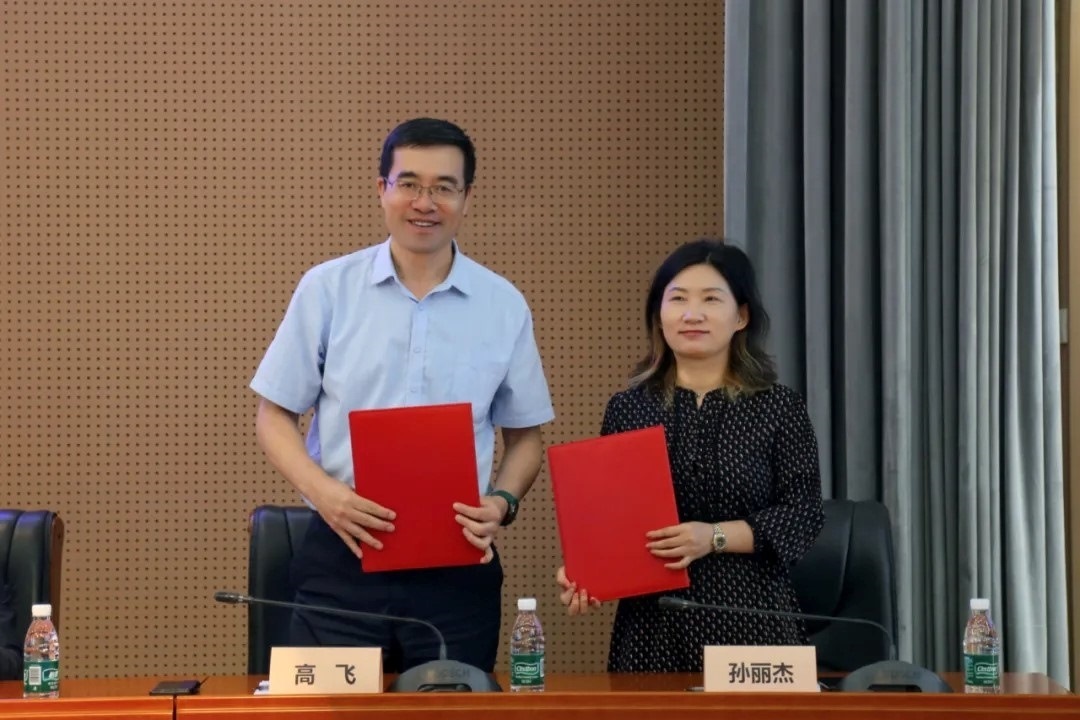 外交學(xué)院副院長(zhǎng)高飛與中國(guó)國(guó)際科學(xué)技術(shù)合作協(xié)會(huì)執(zhí)行副會(huì)長(zhǎng)兼秘書長(zhǎng)孫麗杰簽署戰(zhàn)略合作備忘錄并啟動(dòng)科技外交官搖籃計(jì)劃。主辦方供圖