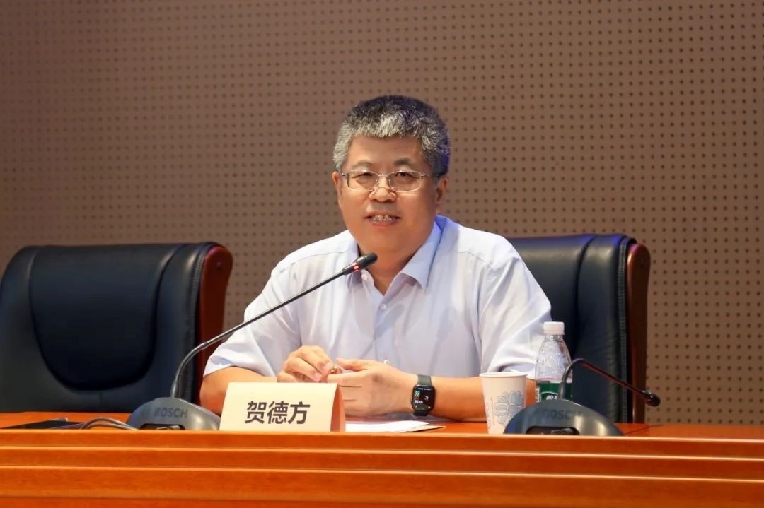 國(guó)務(wù)院參事、科技部原副秘書長(zhǎng)、中國(guó)科技評(píng)估與成果管理研究會(huì)理事長(zhǎng)賀德方致辭。主辦方供圖