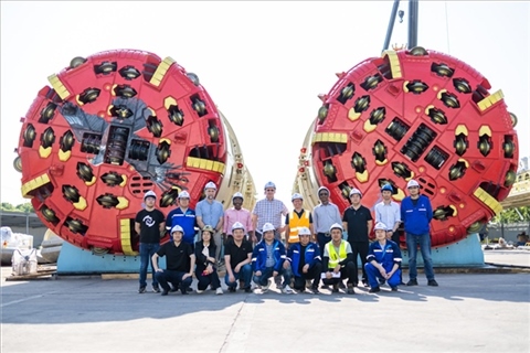 中外員工在盾構(gòu)機前合影。中國電建供圖