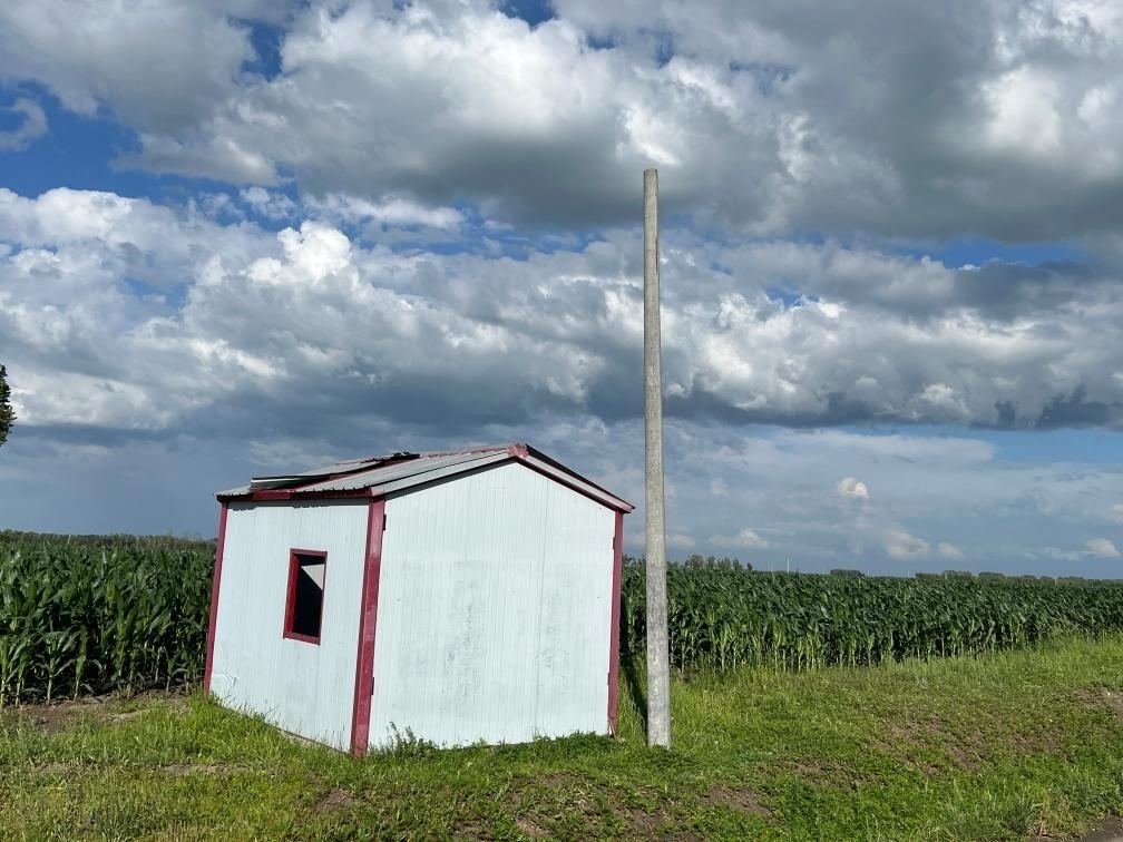 林甸縣一處保護(hù)水源井的鐵皮房出現(xiàn)破損，未見配套設(shè)備。新華社記者董寶森攝