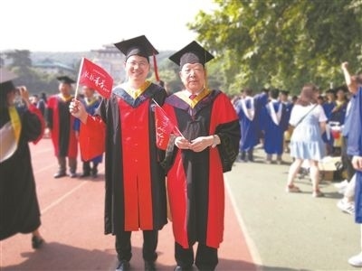 圖為李德仁（右）和學生肖雄武的合影。 肖雄武供圖