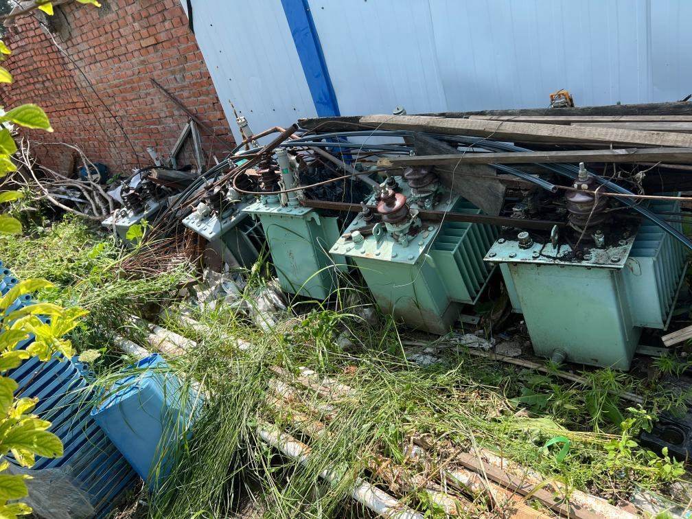 存放在農(nóng)戶家中的變壓器。新華社記者董寶森攝