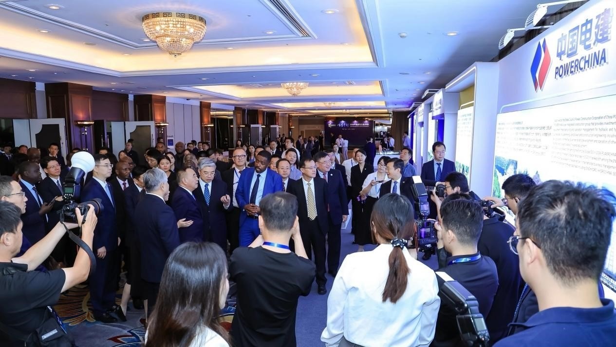 與會(huì)嘉賓參觀主題展覽。主辦方供圖