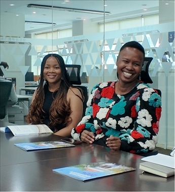 支隊(duì)成員在CGTN非洲總站與當(dāng)?shù)赜浾呓涣?。穆瑞瑩攝