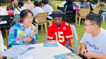 支隊(duì)成員在青年論壇上與世界各地的志愿者交流。 林源攝