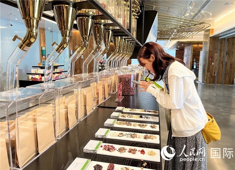 4. 代表團(tuán)團(tuán)員對(duì)新中式茶飲的食材充滿(mǎn)興趣。（人民網(wǎng)記者陳思 攝）