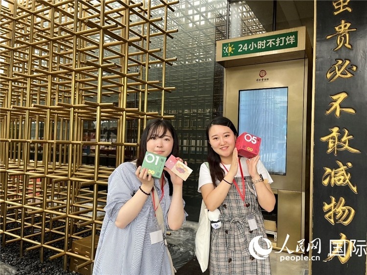 5. 代表團(tuán)團(tuán)員展示通過(guò)無(wú)人售藥機(jī)購(gòu)買(mǎi)的盲盒。（人民網(wǎng)記者陳思 攝）