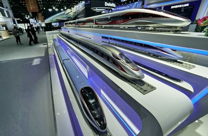 2024年9月11日拍攝的國(guó)家會(huì)議中心會(huì)場(chǎng)內(nèi)的展臺(tái)。新華社記者 李欣 攝