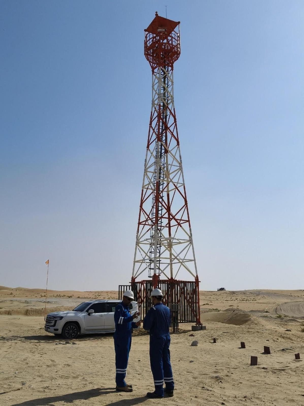 工作人員在調(diào)試紅外線氣體監(jiān)測及智能預(yù)警系統(tǒng)。振華石油供圖