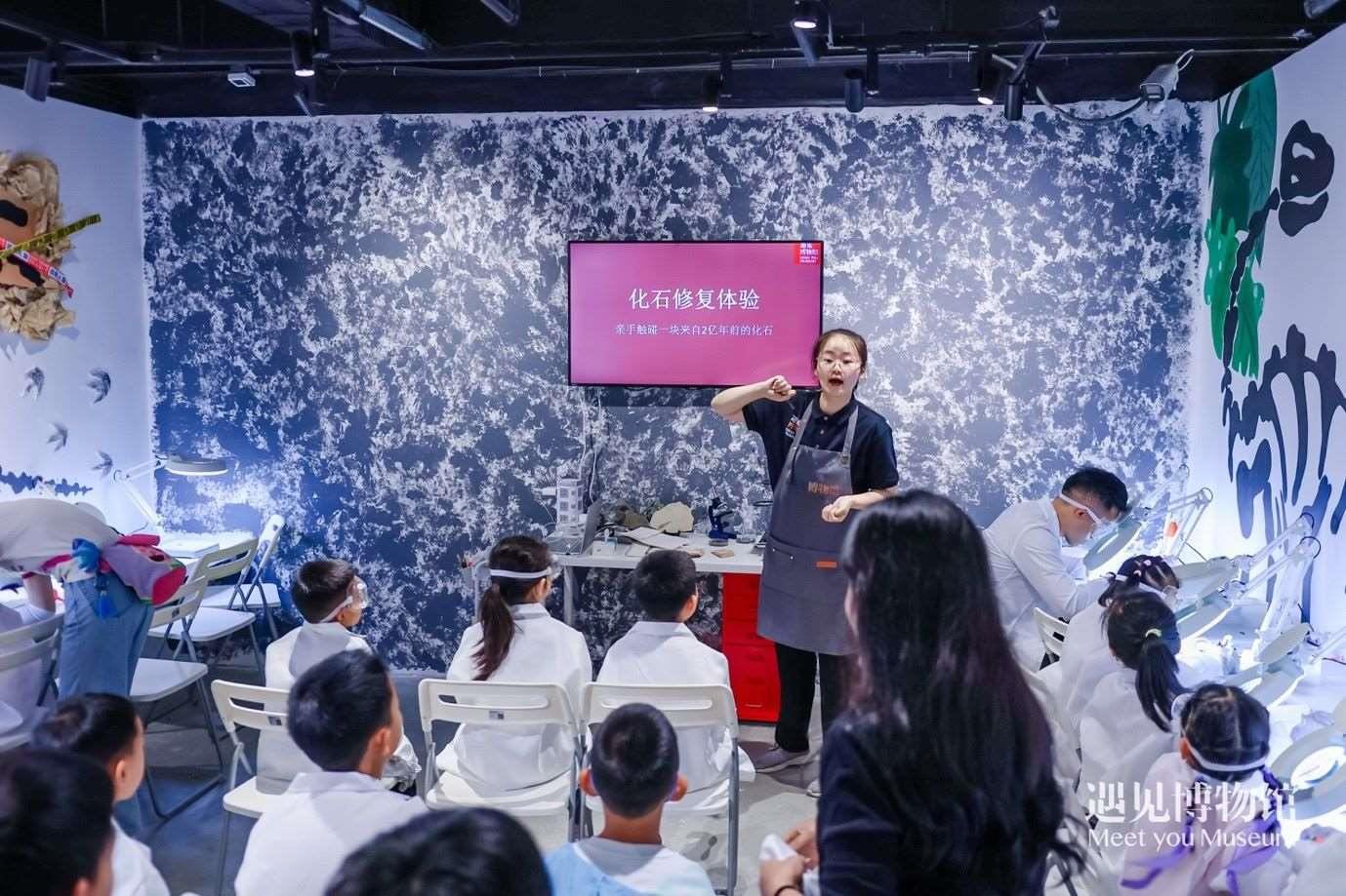 3. 小朋友們?cè)凇?億年的地球記憶——恐龍化石特展”體驗(yàn)當(dāng)“小小科學(xué)家”。遇見(jiàn)博物館供圖