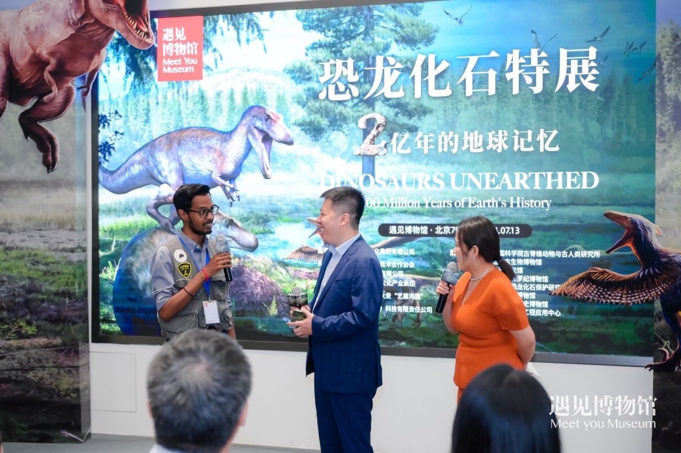 8. 中國(guó)科學(xué)院古脊椎動(dòng)物與人類研究所特別研究助理保羅·拉米向游客介紹“2億年的地球記憶——恐龍化石特展”。遇見(jiàn)博物館供圖