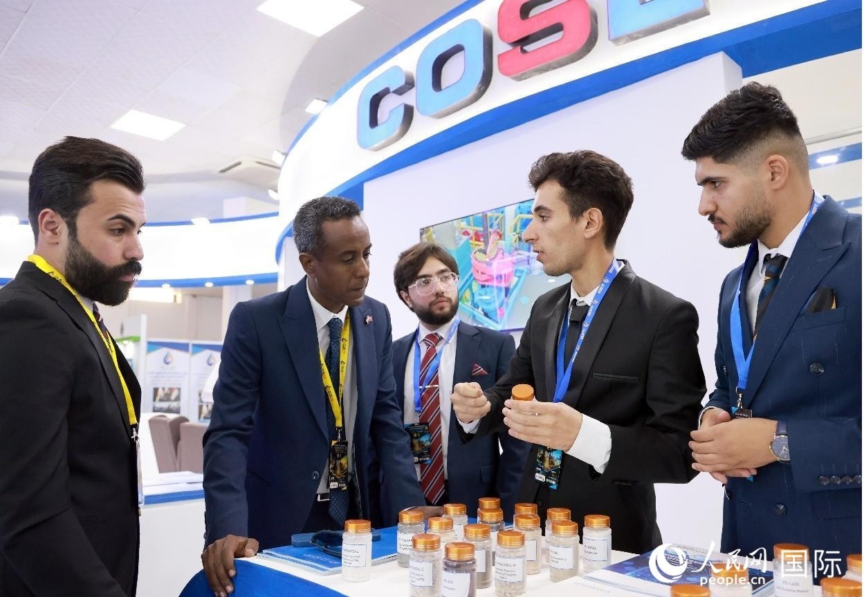 圖為中海油服工作人員在介紹產(chǎn)品。人民網(wǎng)記者 管克江攝