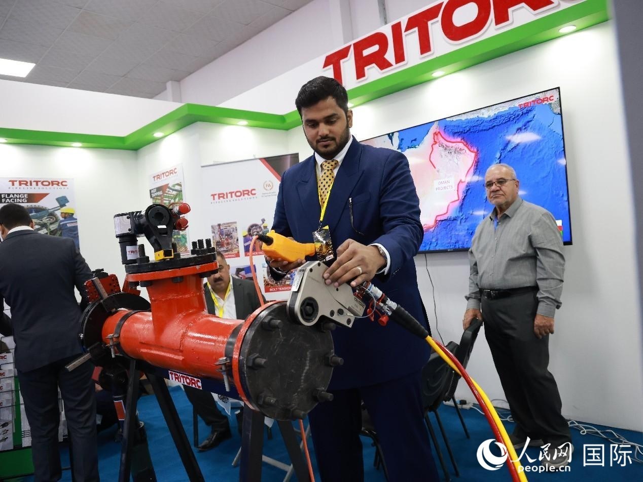 圖為一家油企工作人員在演示儀器操作。人民網(wǎng)記者管克江攝