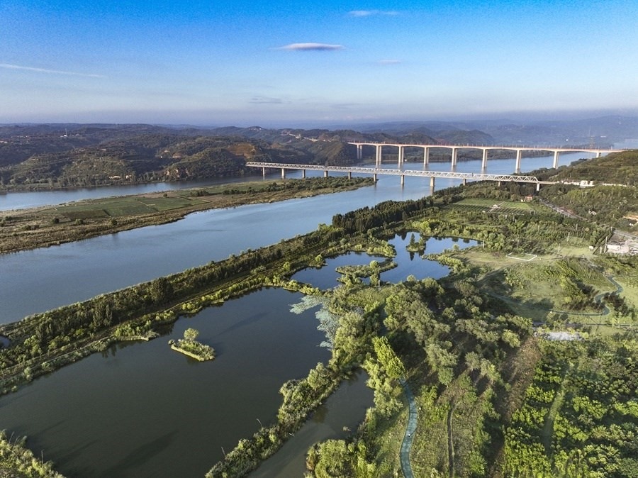 這是2023年8月28日在河南黃河濕地國家級自然保護(hù)區(qū)濟(jì)源段拍攝的景色（無人機(jī)照片）。新華社發(fā) 苗秋鬧 攝