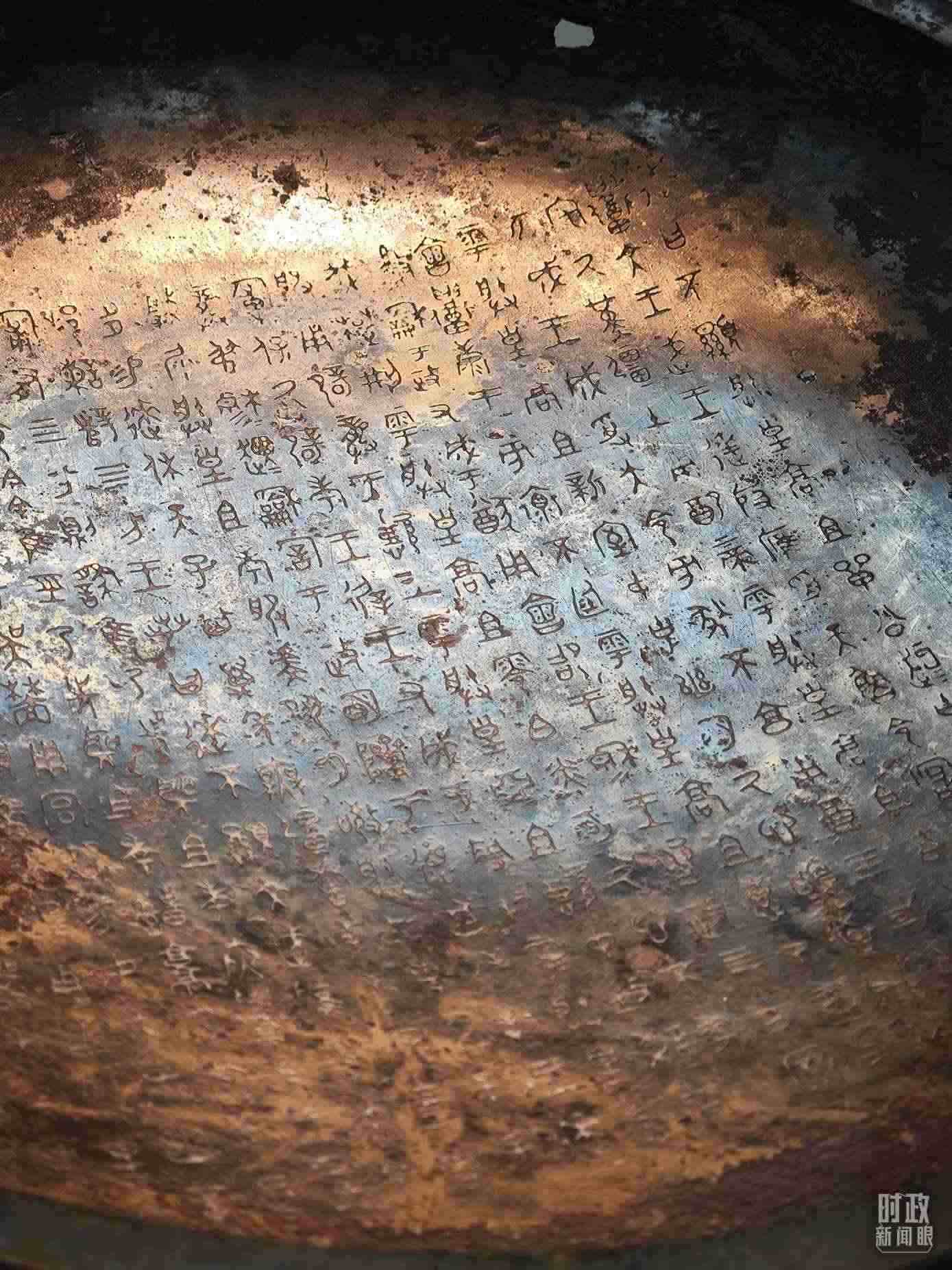 △ 寶雞青銅器博物院內(nèi)展陳——逨盤。（總臺央視記者丁欣、彭漢明拍攝）