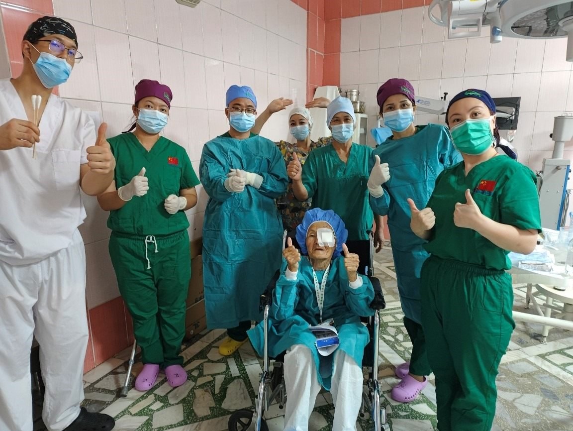 中方醫(yī)療團(tuán)隊(duì)與患者術(shù)后合影 健康快車光明行項(xiàng)目供圖