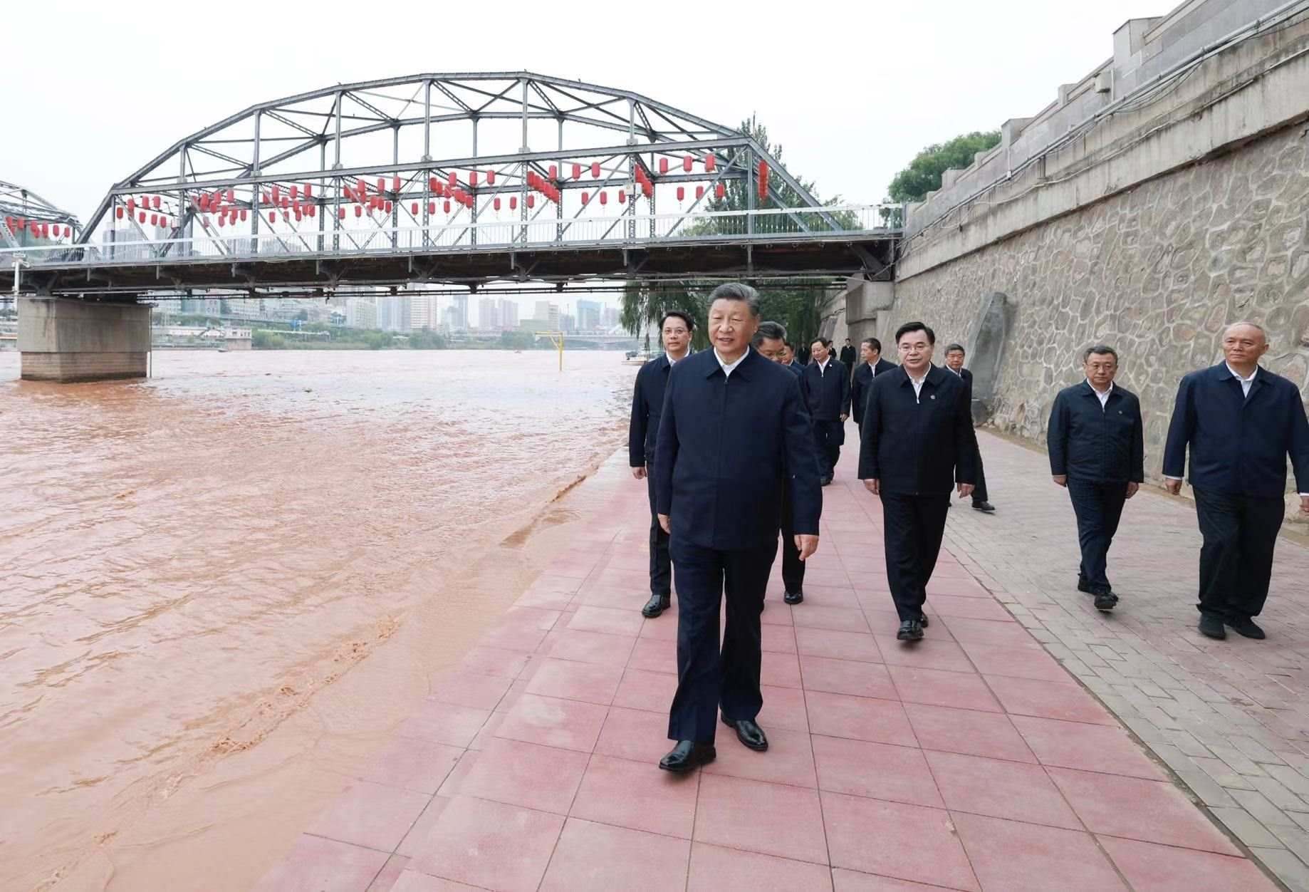 △9月11日下午，甘肅蘭州市黃河蘭州中山橋段，習(xí)近平總書(shū)記了解當(dāng)?shù)赝苿?dòng)黃河流域生態(tài)保護(hù)等情況。