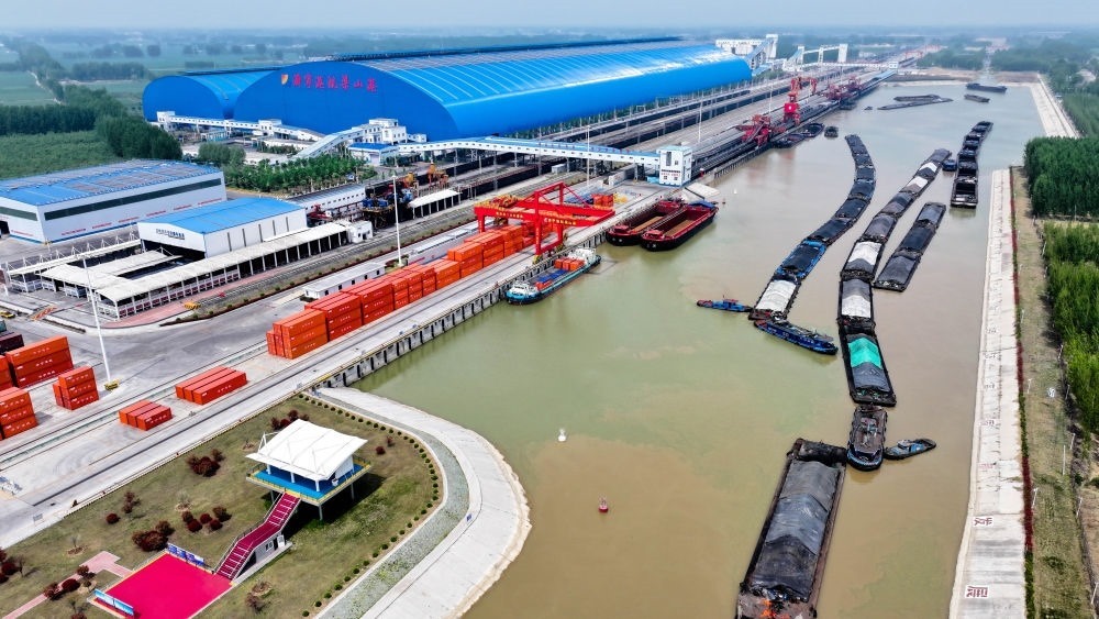 2024年4月24日，船舶行駛在山東濟(jì)寧港航梁山港航道上（無人機(jī)照片）。近年來，山東省加快構(gòu)建沿黃陸海大通道，有效促進(jìn)黃河流域各省區(qū)物流降本增效，實(shí)現(xiàn)更高水平對(duì)外開放。