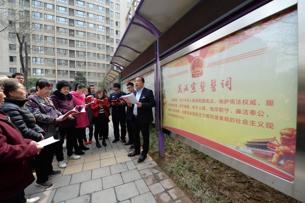 2018年3月20日，陜西寶倫律師事務(wù)所專職律師白銀濤（右一）在西安華遠(yuǎn)君城社區(qū)宣傳憲法知識。新華社記者 李一博 攝