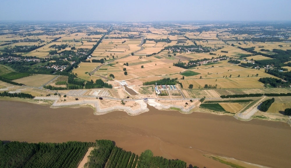 2024年6月19日，位于黃河高青段的馬扎子引黃閘開閘引水（無人機(jī)照片）。5月1日至6月18日，山東省累計(jì)啟用引黃閘63座，引黃河水量10.06億立方米，保障農(nóng)業(yè)灌溉需求。