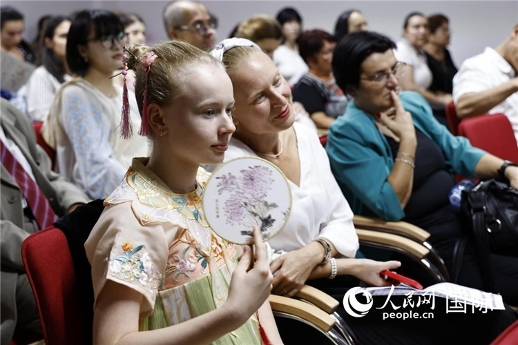 現(xiàn)在嘉賓觀看表演。傅永山攝