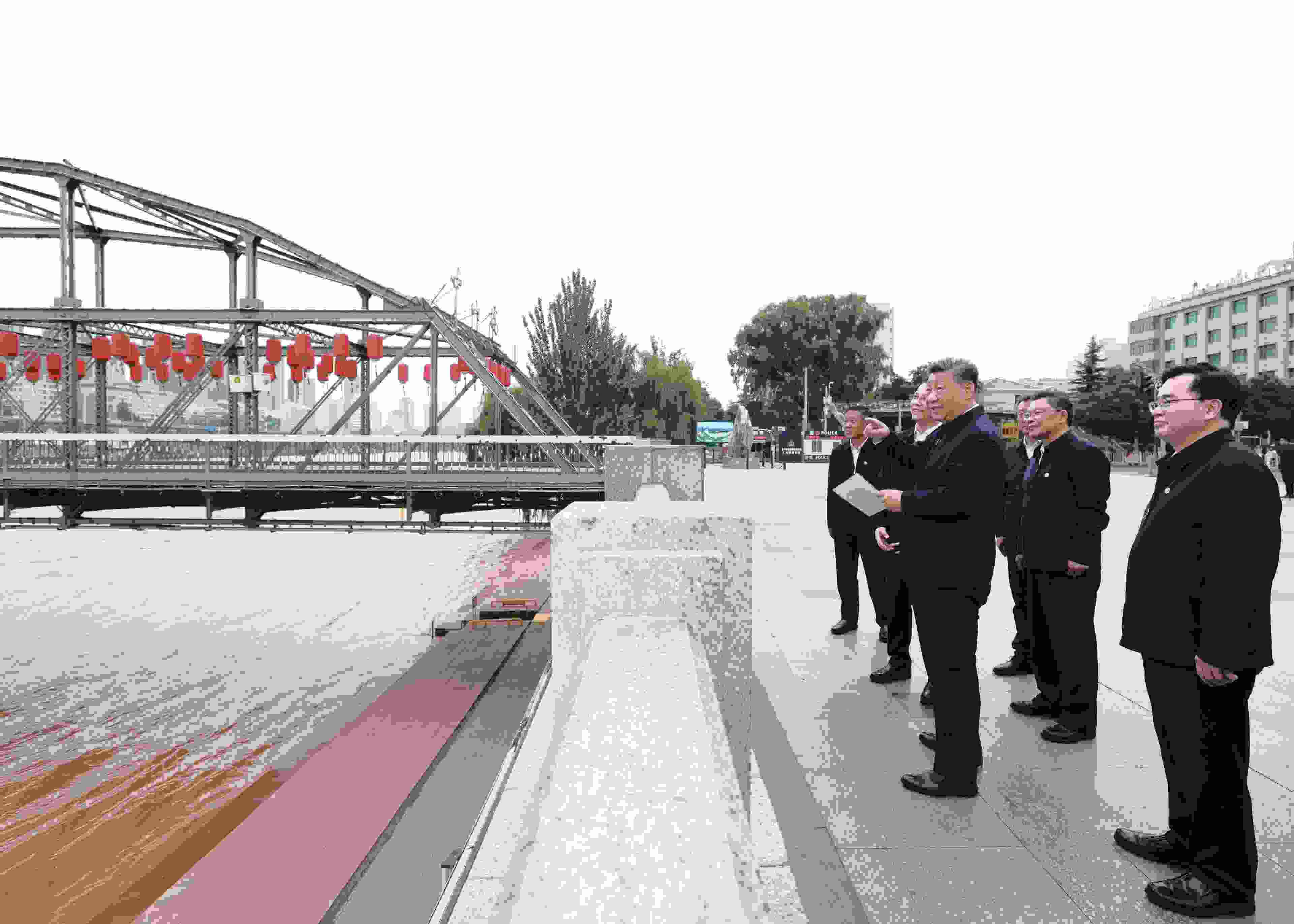 △ 2024年9月11日，習(xí)近平總書記來到甘肅省蘭州市黃河蘭州中山橋段，了解當(dāng)?shù)赝苿狱S河流域生態(tài)保護情況。