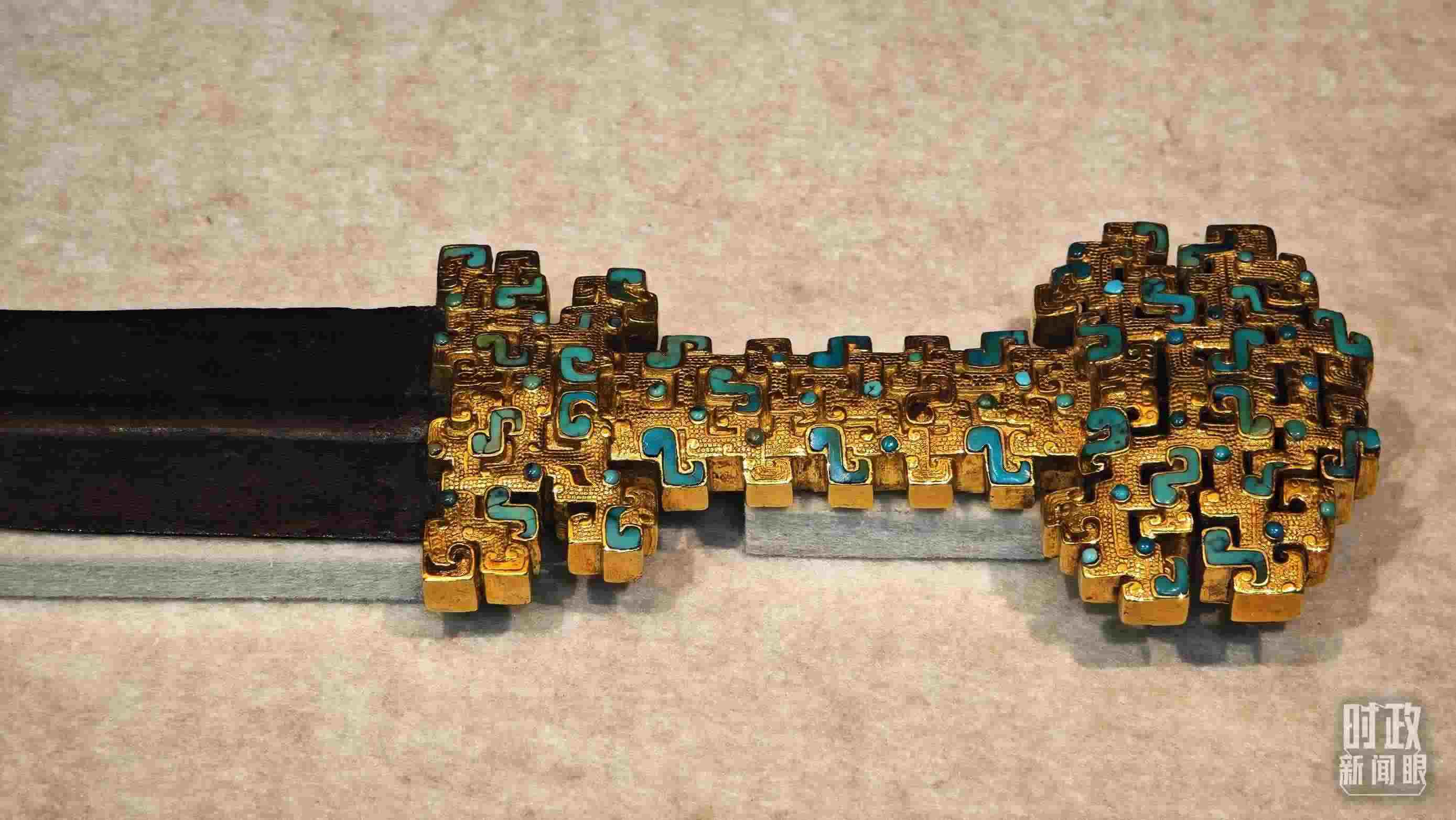 △這是1992年寶雞市益門二號墓出土的金柄鐵劍，劍柄嵌有綠松石。（總臺央視記者彭漢明拍攝）