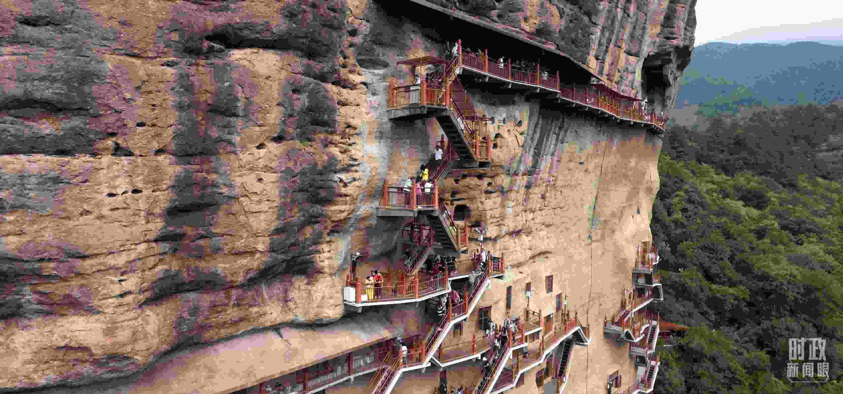 △麥積山石窟是國家5A級旅游景區(qū)，2024年上半年累計接待游客57萬人。（總臺國廣記者李晉拍攝）