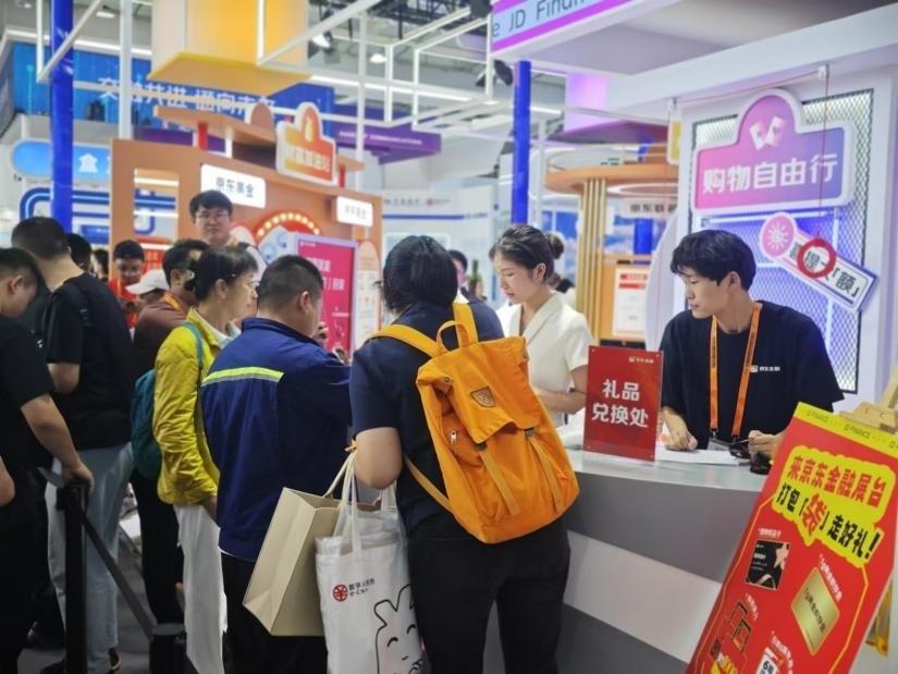 觀眾在金融服務(wù)展區(qū)體驗(yàn)展臺(tái)的互動(dòng)活動(dòng)。人民網(wǎng)記者 黃盛攝