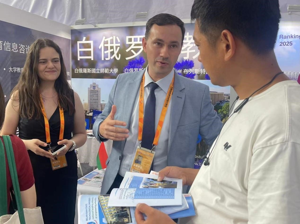 觀眾在展臺咨詢。人民網(wǎng)記者 何旭攝