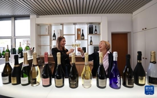 9月13日，在法國(guó)蘭斯附近的希尼萊羅斯，人們?cè)诩氧畞喛偛肯碛孟銠壘?。新華社記者 高靜 攝